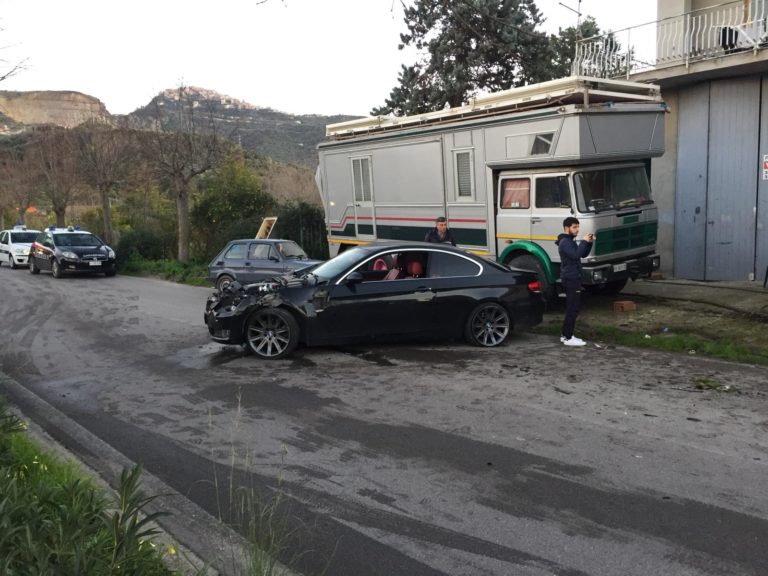 Torrenova, incredibile carambola tra tre auto. Un ferito