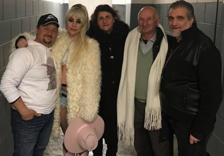 Lady Gaga incontra per la prima volta i cugini di Naso e racconta le sue origini