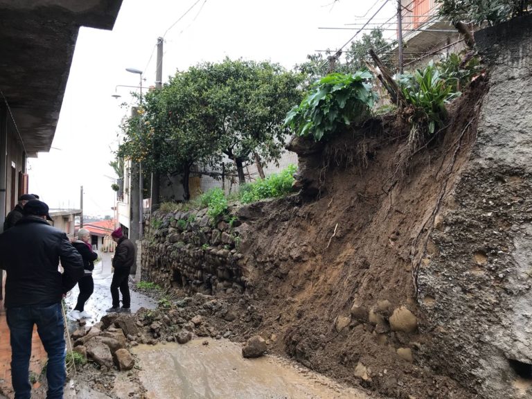 Franato un muro in pietra in contrada Forno Alto a Capo d’Orlando