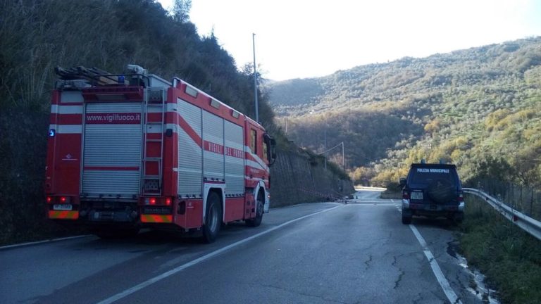 Alcara li Fusi, massi caduti sulla Provinciale colpiscono un’auto in transito – video