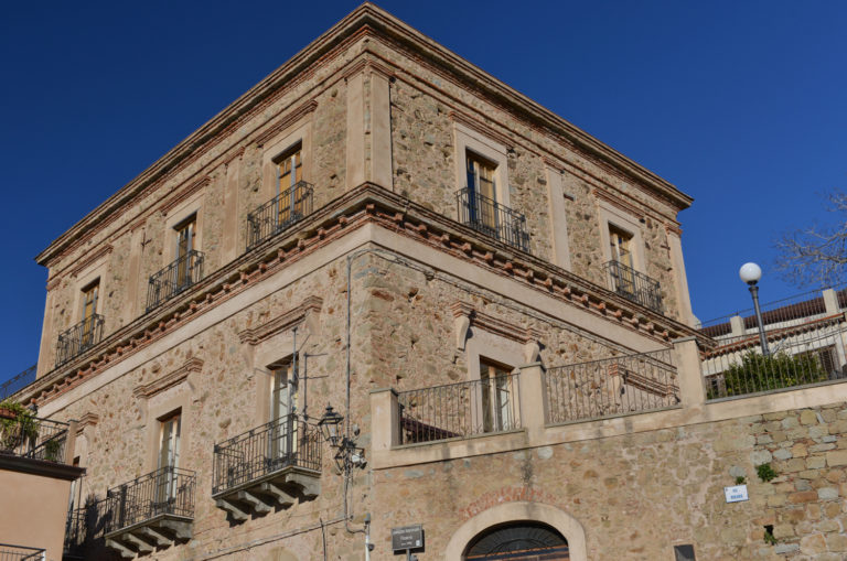 Ficarra, incontro su scuola e sicurezza in Sicilia