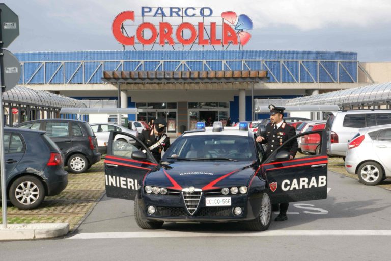 Milazzo – Beccata a rubare in alcuni negozi del Parco Corolla, arrestata