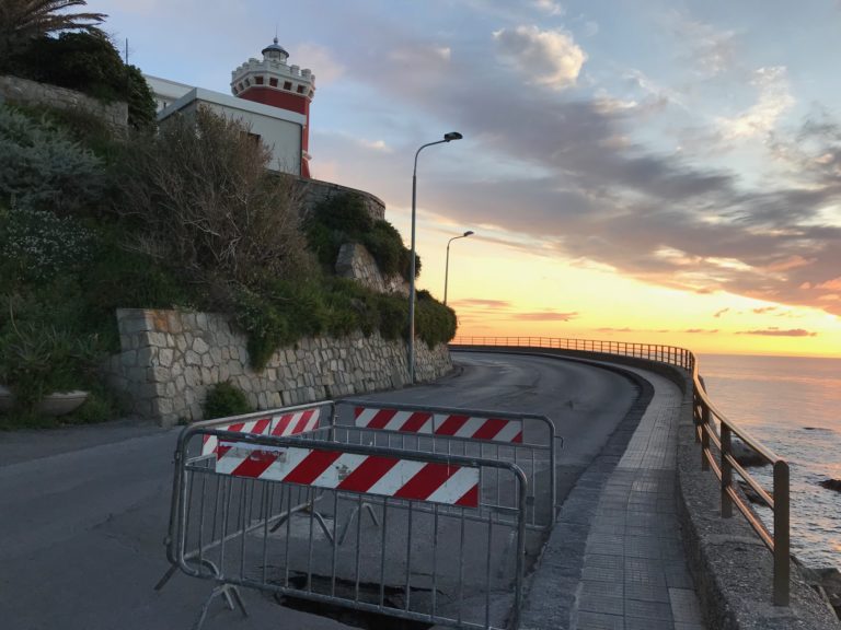 Capo d’Orlando, due transenne per rinviare gli interventi al Faro