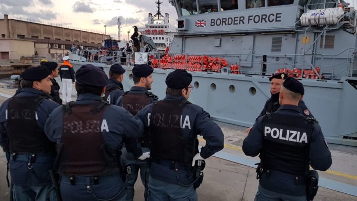 sbarco immigrati polizia