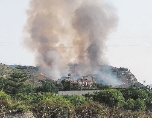 Appiccano un incendio, denunciate tre persone a Castel di Lucio