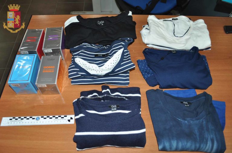 Sorpreso a rubare abbigliamento e profumi all’OVS, arrestato 59enne