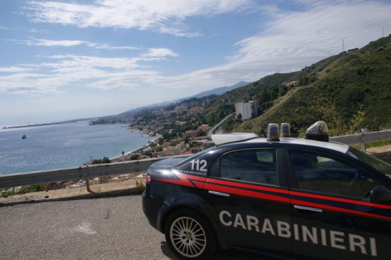 Barcellona, arrestato per maltrattamenti viene trovato anche in possesso di 4 piante di cannabis, denunciato