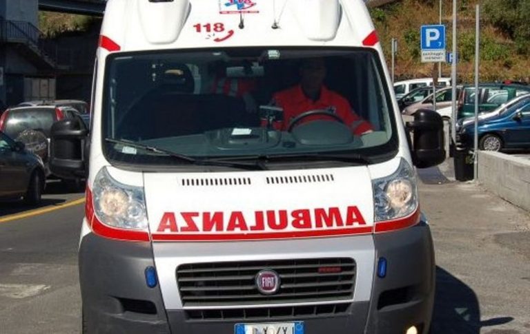 62enne minaccia medici dell’ambulanza con un coltello, arrestato