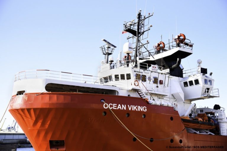 Ocean Viking a Pozzallo, ultimato lo sbarco di 104 migranti