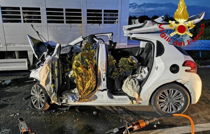Siracusa: auto si schianta contro camion, le vittime sono tre messinesi