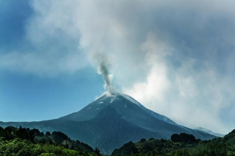 Etna: Fase eruttiva con nube di cenere alta fino a 4.500 metri
