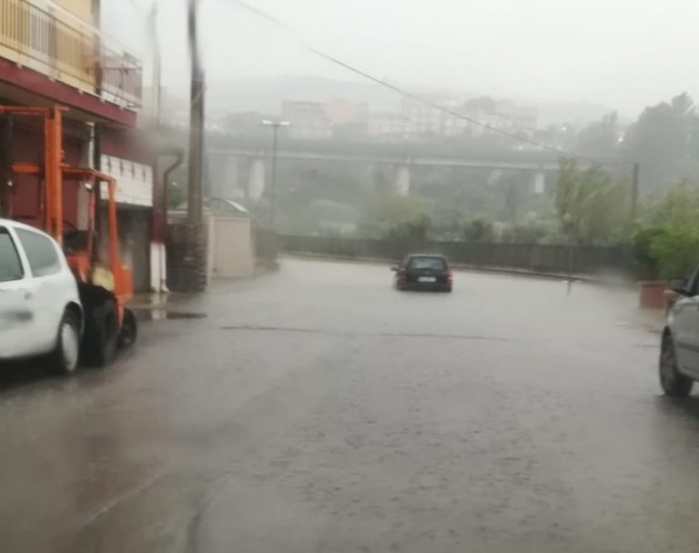 S. Agata Militello, rimane impantanato in 60 cm di acqua con l’auto