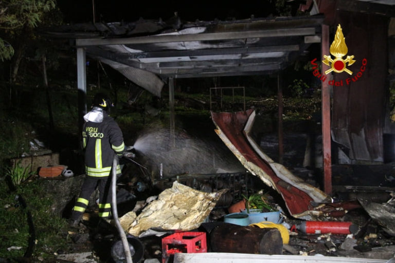 Esplosione a Barcellona: ritrovato uno dei dispersi, si cerca il secondo sotto le macerie