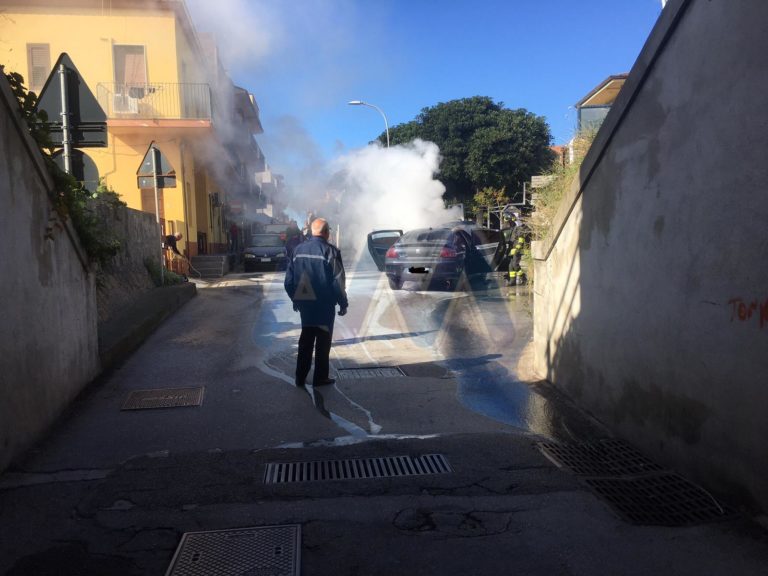 Capo d’Orlando, auto in fiamme sulla via Piave