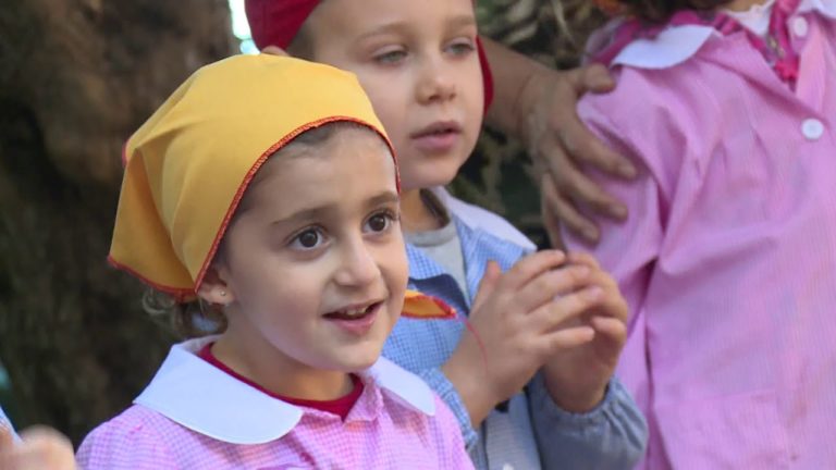 Capo d’Orlando, i bambini della scuola materna di Scafa impegnati nella raccolta delle olive