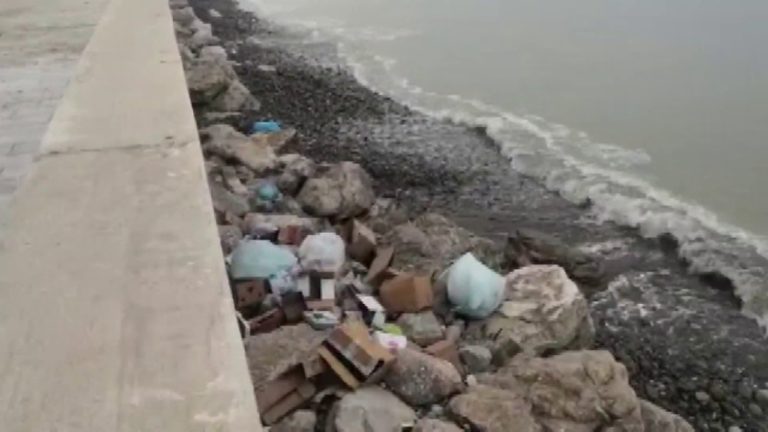 S. Agata Militello: rifiuti sulla spiaggia dopo la fiera storica