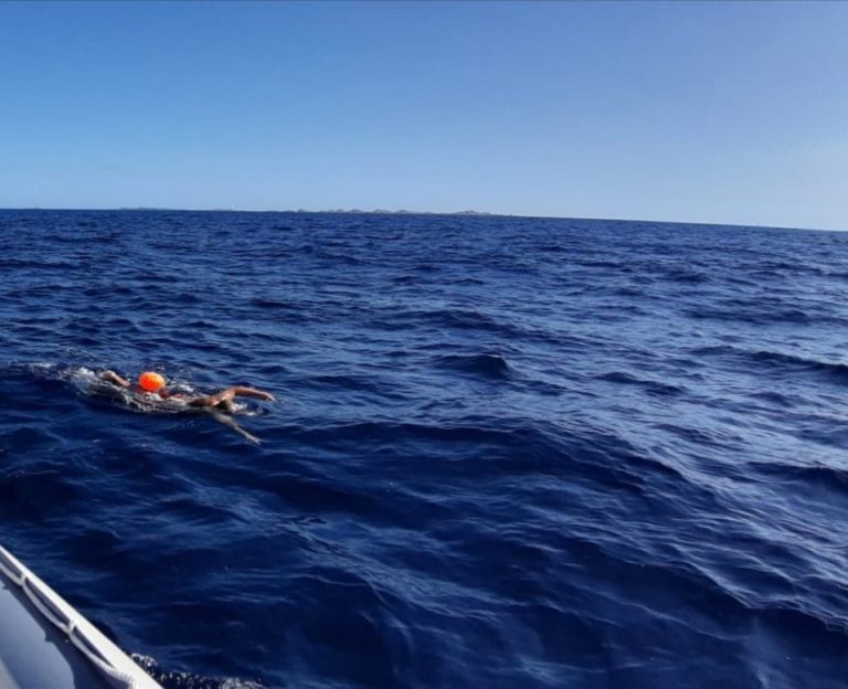 Dalla Corsica alla Sardegna a nuoto, l’impresa del messinese Francesco Boncordo