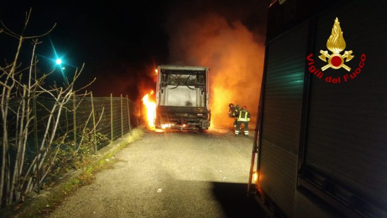 Gioiosa Marea: fiamme ad autocompattatore, intervengono i Vigili del Fuoco