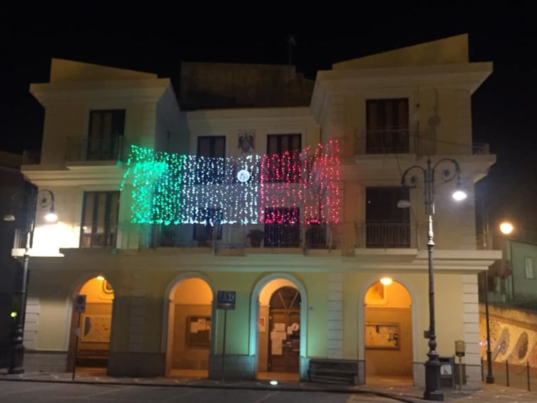 Coronavirus – Patti, Il tricolore illumina Piazza Marconi