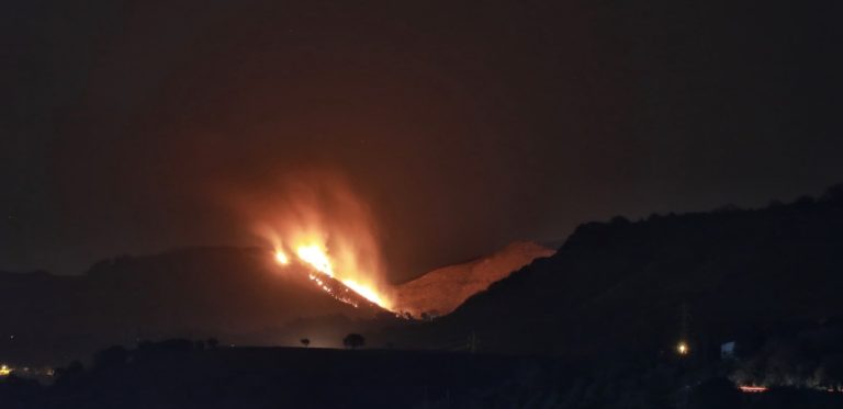 Alcara Li Fusi,  vasto incendio in zona boschiva