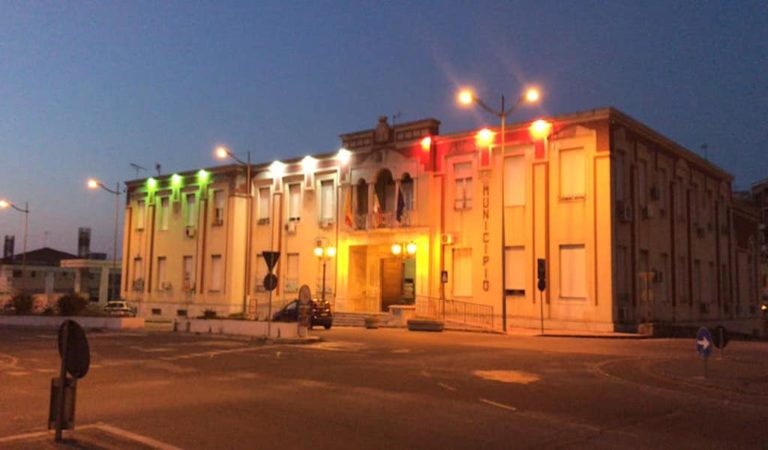 Barcellona. Il Tricolore illumina Palazzo Longano, luce di speranza contro il Covid19