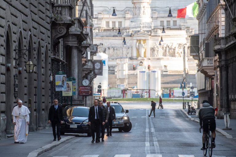 Il Papa a piedi per le strade deserte di Roma prega per la fine della pandemia