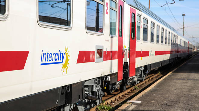 Donna muore travolta dal treno sulla Messina-Palermo. Circolazione bloccata