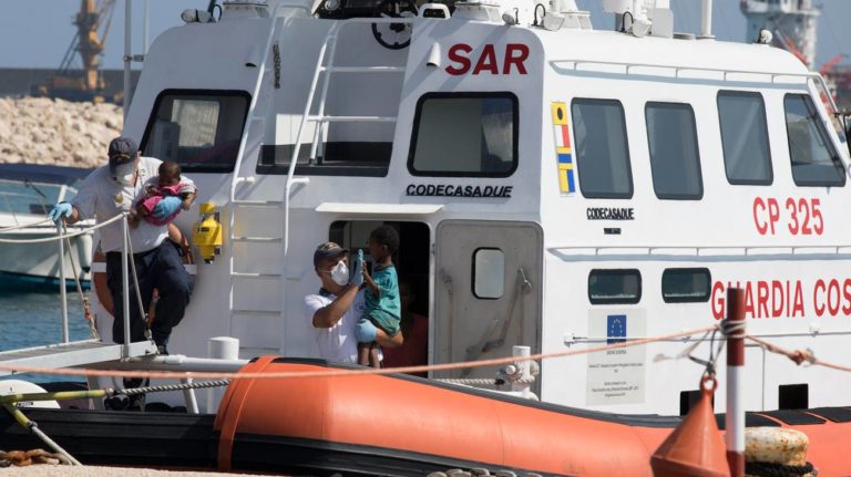 Migranti, sbarcati in 180 a Porto Empedocle. Si attendono gli esiti dei tamponi