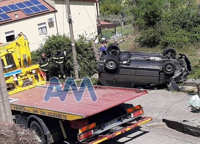 Militello Rosmarino, auto si ribalta in un tornante di Contrada Ferretta