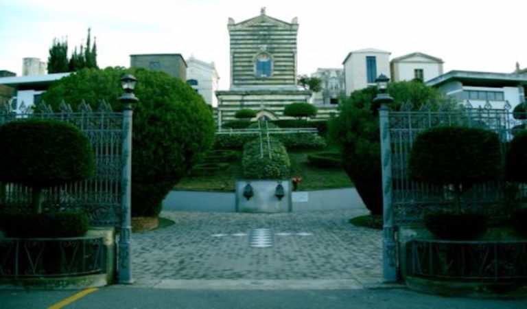 Barcellona. Cimitero chiuso fino al 18 maggio. Giuseppe Imbesi (Diventerà Bellissima) alza la voce e tira in ballo l’ordinanza di Musumeci