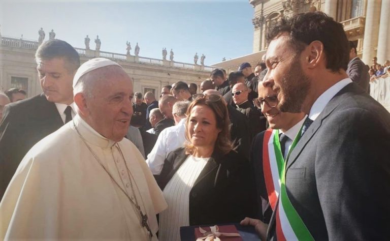 “Sono Papa Francesco e prego per Siracusa”, il Pontefice telefona al sindaco Italia