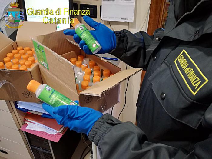 Gel igienizzante senza autorizzazioni, GdF sequestra 1.500 flaconi