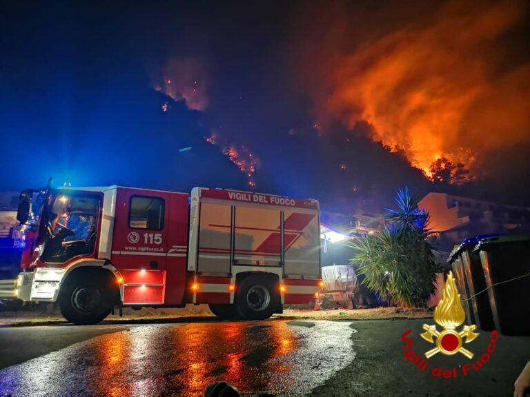 Vasti incendi in alcune frazioni di Messina nella notte, Vigili del Fuoco spengono le fiamme in mattinata