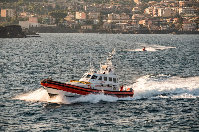 Terrasini, ripescato il cadavere del secondo disperso. Si cerca ancora l’ultimo naufrago