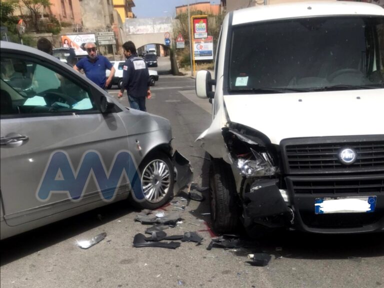 Capo d’Orlando – Scontro tra un’auto e un furgone sulla Via Tripoli. Traffico bloccato