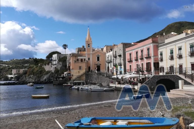 “Dipinti sull’acqua”, la mostra si inaugura sabato 26 giugno a Lipari