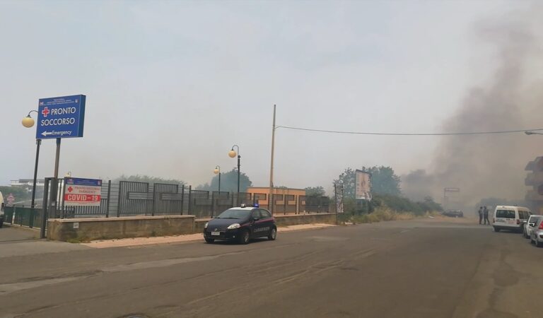 Barcellona. Incendio vicino all’ospedale, tanta apprensione