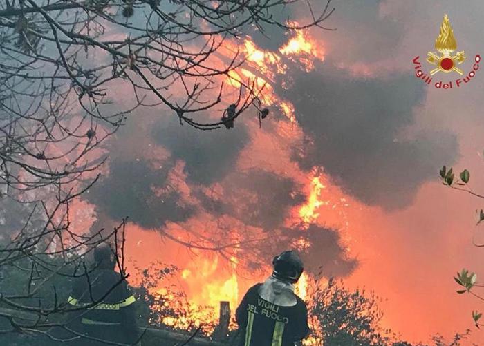 Librizzi, incendio minaccia frazione di Nasidi. Si attende arrivo dei canadair