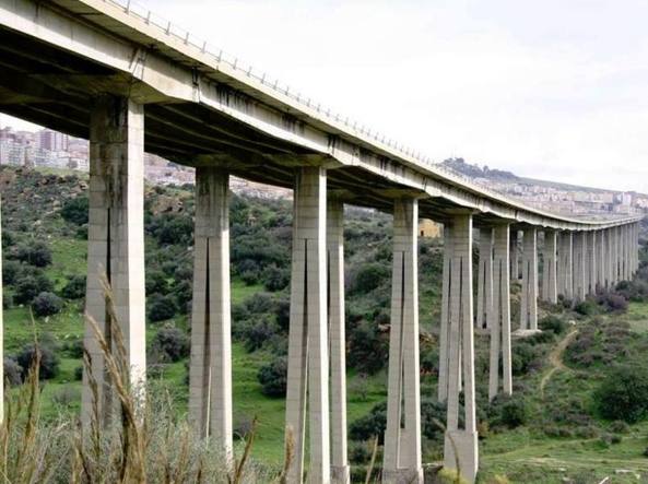 Casteldaccia – Si getta nel vuoto da un viadotto, ma viene salvato dai materassi abbandonati
