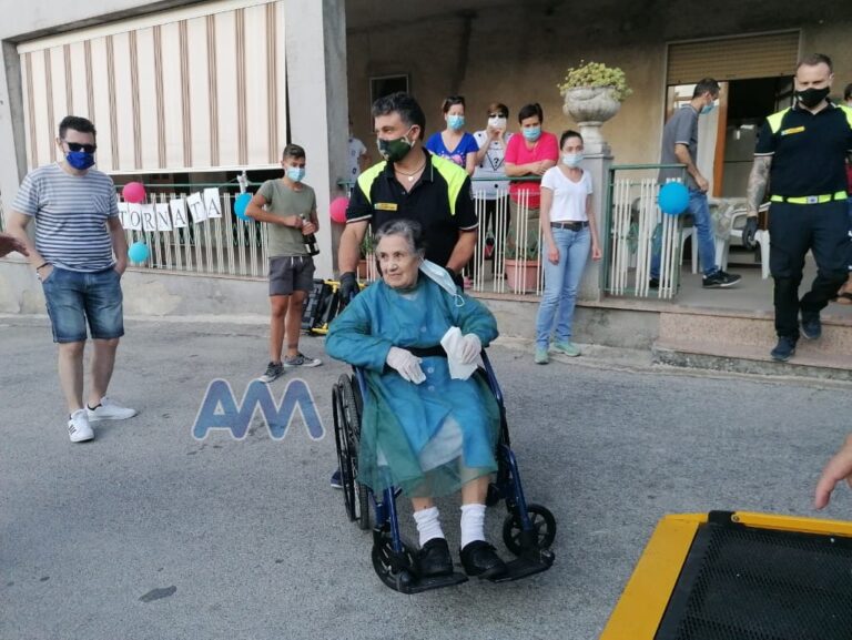 Naso – Nonna Carmela, 82 anni, sconfigge il Coronavirus e torna a casa