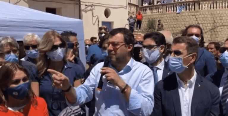 Migranti – Lampedusa, Martello e la Prefettura smentiscono Salvini: “Nessun migrante positivo in mezzo ai turisti”