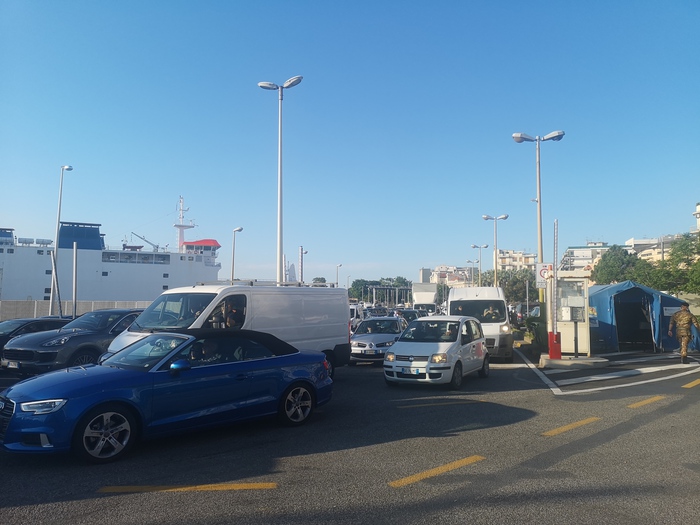 Messina, effetto riapertura: code sullo Stretto dall’alba per imbarcarsi