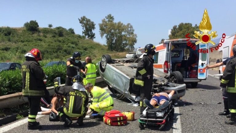 Incidente sulla A-18, Auto si ribalta e termina sulla corsia opposta: cinque feriti