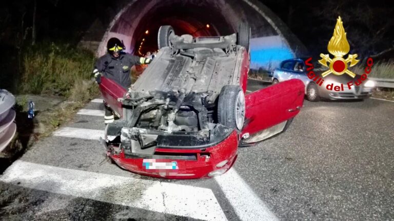 Auto si ribalta nella notte sulla A/20 nei pressi dello svincolo di Villafranca Tirrena, due feriti