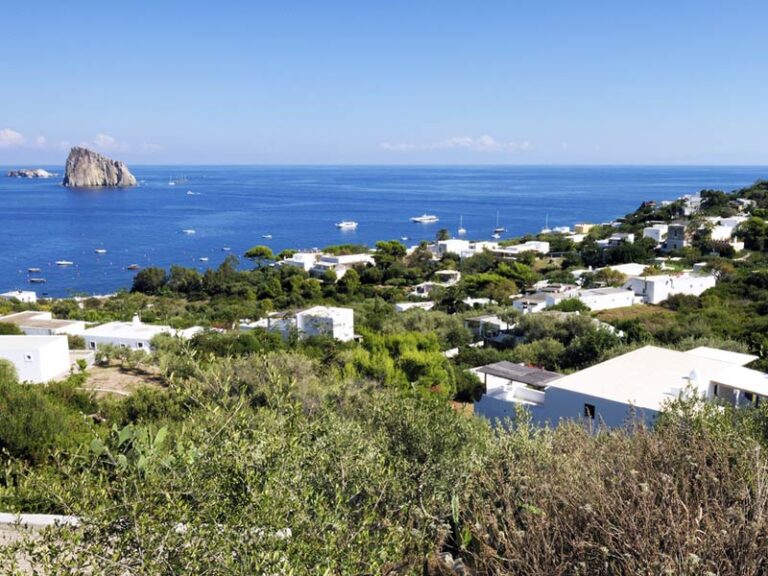 Tragedia a Panarea, malore in acqua: muore 16enne