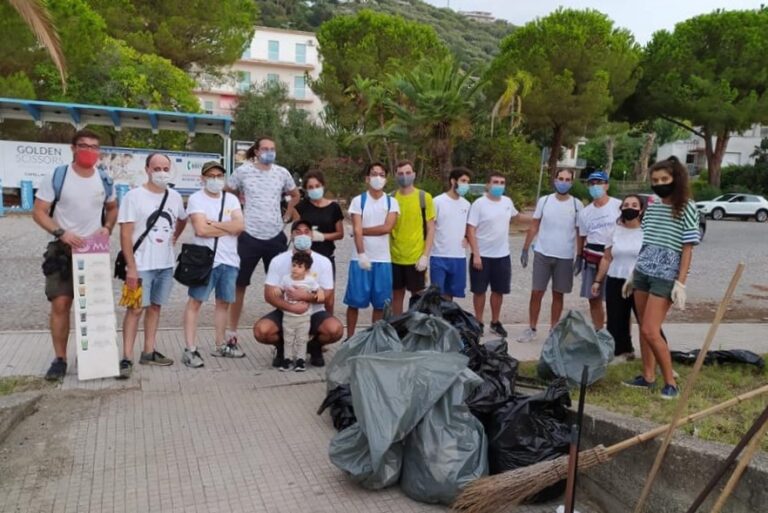 Capo d’Orlando – Il gruppo 29 febbraio a lavoro per ripulire Villa Bagnoli