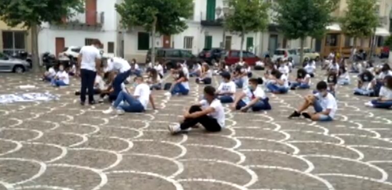 Spadafora – 17 aule per 32 classi, la protesta degli studenti in Piazza – Video