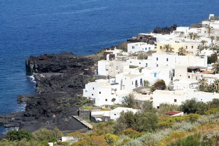 “Isolani o isolati?”, rischio covid e carenze sanitarie a Stromboli: la Pro Loco scrive a Musumeci e Razza