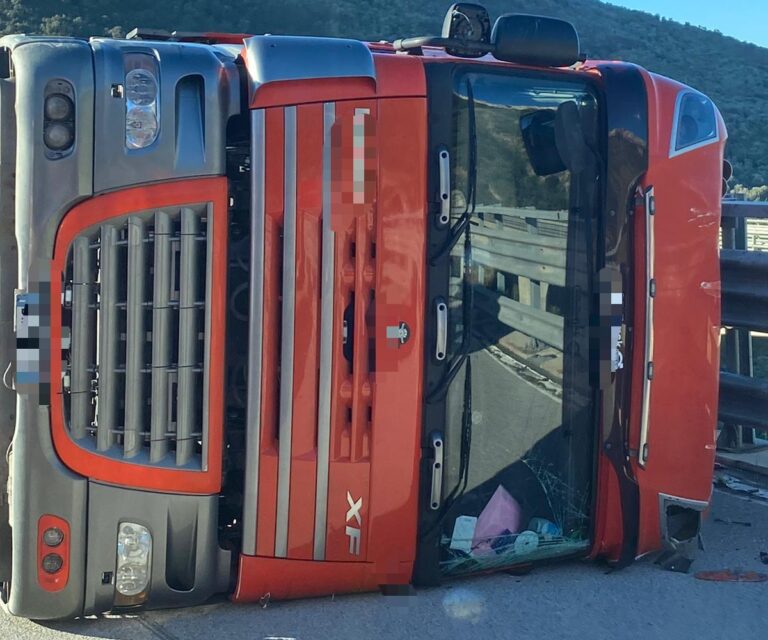 A/20 – Un Tir si ribalta a causa del forte vento sul viadotto di Caronia, intervengono i Vigili del Fuoco