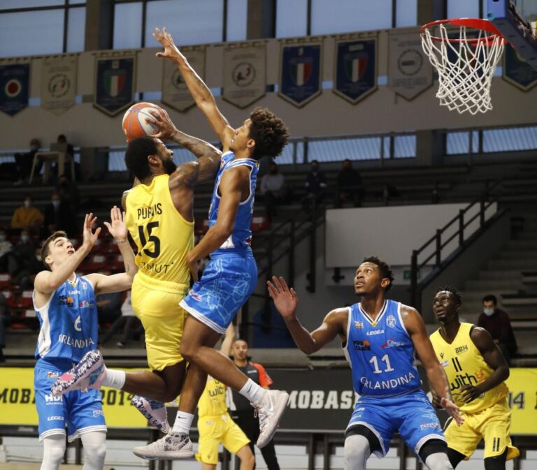 Basket, Serie A2 – L’Orlandina vince trascinata da Johnson, espugnata Bergamo per 78-82